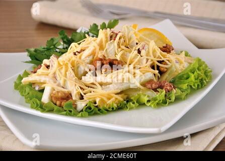 Salat mit Käse und Apfel, Walnüssen und Joghurt Stockfoto