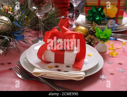 Geschenk an der festlichen Tafel zu Weihnachten Stockfoto