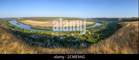 Panoramablick auf den Fluss Dniester vom Gipfel des Dorfes Soccola, Moldawien Stockfoto