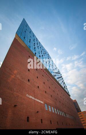 Hamburg, 6. Oktober 2018: Blick in die berühmte Konzerthalle„Elbphilharmonie“ gegen den Himmel Stockfoto