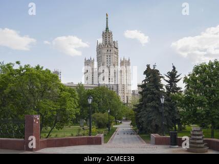 RUSSLAND, MOSKAU - 11. MAI 2016: Platz und Wolkenkratzer auf Kotelnicheskaya Damm. Stockfoto