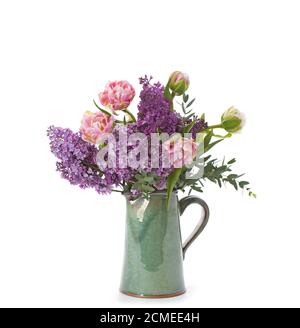 Blumenstrauß aus Tulpen und Flieder in einem Keramikkrug. Stockfoto