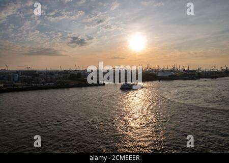 Landschaftlich schöner Blick auf den Hamburger Hafen entlang der Elbe Sonnenuntergang