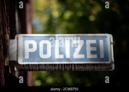 Oberhausen, Deutschland. September 2020. ABBILDUNG - EIN Schild mit der Aufschrift "Polizei" hängt von einer Polizeistation in Oberhausen. Polizei in Nordrhein-Westfalen verdächtigt 29 Beamte, an mindestens fünf rechtsextremen Chatgruppen beteiligt gewesen zu sein der 69-jährige Verdächtige wurde am vergangenen Mittwoch verhaftet, danach aber aus mangelnder Begründung aus der Polizeihaft entlassen. Quelle: Fabian Strauch/dpa/Alamy Live News Stockfoto