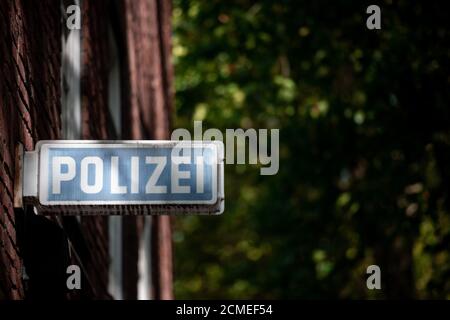 Oberhausen, Deutschland. September 2020. ABBILDUNG - EIN Schild mit der Aufschrift "Polizei" hängt von einer Polizeistation in Oberhausen. Polizei in Nordrhein-Westfalen verdächtigt 29 Beamte, an mindestens fünf rechtsextremen Chatgruppen beteiligt gewesen zu sein der 69-jährige Verdächtige wurde am vergangenen Mittwoch verhaftet, danach aber aus mangelnder Begründung aus der Polizeihaft entlassen. Quelle: Fabian Strauch/dpa/Alamy Live News Stockfoto