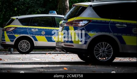 Oberhausen, Deutschland. September 2020. ABBILDUNG - das Wappen der Polizei von Nordrhein-Westfalen ist auf einem Polizeiwagen zu sehen. Polizei in Nordrhein-Westfalen verdächtigt 29 Beamte, an mindestens fünf rechtsextremen Chatgruppen beteiligt gewesen zu sein der 69-jährige Verdächtige wurde am vergangenen Mittwoch verhaftet, später aber aus Mangel an Gründen aus dem Polizeigewahrsam entlassen. Quelle: Fabian Strauch/dpa/Alamy Live News Stockfoto