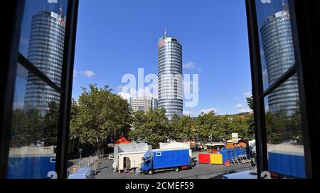 Jena, Deutschland. September 2020. Der JenTower, ein Bürohochhaus, ist durch ein Fenster des Rathauses zu sehen. Am selben Tag wurde hier der architektonische Entwurf für drei neue Hochhäuser am Eichplatz im Zentrum Jenas vorgestellt. Die Entwürfe für den Eichplatz wurden seit fast 30 Jahren gesammelt und nun gibt es eine Entscheidung. Quelle: Martin Schutt/dpa-Zentralbild/dpa/Alamy Live News Stockfoto