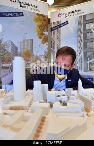 Jena, Deutschland. September 2020. Thomas Nitzsche (FDP), Oberbürgermeister von Jena, betrachtet ein Modell des architektonischen Entwurfs für drei neue Hochhäuser am Eichplatz im Zentrum von Jena. Die Entwürfe für den Eichplatz wurden seit fast 30 Jahren gesammelt und nun gibt es eine Entscheidung. Quelle: Martin Schutt/dpa-Zentralbild/dpa/Alamy Live News Stockfoto