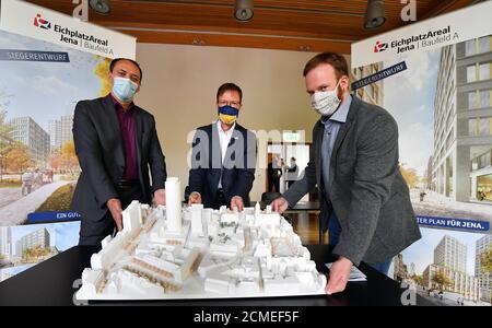 Jena, Deutschland. September 2020. Christian Gerlitz (l., SPD), Bürgermeister, Thomas Nitzsche (M., FDP), Oberbürgermeister von Jena, und Manuel Rost (r), Mitglied des Werkstattausschusses, präsentieren ein Modell des architektonischen Entwurfs für drei neue Hochhäuser am Eichplatz im Zentrum von Jena. Die Entwürfe für den Eichplatz wurden seit fast 30 Jahren gesammelt und nun gibt es eine Entscheidung. Quelle: Martin Schutt/dpa-Zentralbild/dpa/Alamy Live News Stockfoto