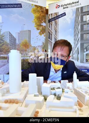 Jena, Deutschland. September 2020. Thomas Nitzsche (FDP), Oberbürgermeister von Jena, betrachtet ein Modell des architektonischen Entwurfs für drei neue Hochhäuser am Eichplatz im Zentrum von Jena. Die Entwürfe für den Eichplatz wurden seit fast 30 Jahren gesammelt und nun gibt es eine Entscheidung. Quelle: Martin Schutt/dpa-Zentralbild/dpa/Alamy Live News Stockfoto