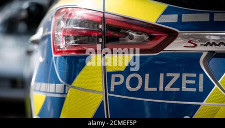 Oberhausen, Deutschland. September 2020. ABBILDUNG - der Schriftzug "Police" ist auf einem Polizeiauto zu sehen. Polizei in Nordrhein-Westfalen verdächtigt 29 Beamte, an mindestens fünf rechtsextremen Chatgruppen beteiligt gewesen zu sein der 69-jährige Verdächtige wurde am vergangenen Mittwoch verhaftet, später aber aus Mangel an Gründen aus dem Polizeigewahrsam entlassen. Quelle: Fabian Strauch/dpa/Alamy Live News Stockfoto