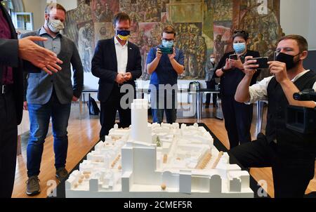 Jena, Deutschland. September 2020. Thomas Nitzsche (2. V.l., FDP), Oberbürgermeister von Jena, Manuel Rost (l.), Mitglied des Werkstattausschusses, und Journalisten schauen sich ein Modell des architektonischen Entwurfs für drei neue Hochhäuser am Eichplatz im Zentrum Jenas an. Die Entwürfe für den Eichplatz werden seit fast 30 Jahren gesammelt und nun ist eine Entscheidung zu treffen. Quelle: Martin Schutt/dpa-Zentralbild/dpa/Alamy Live News Stockfoto