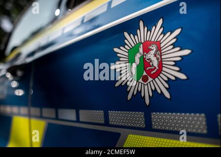 Oberhausen, Deutschland. September 2020. ABBILDUNG - das Wappen der Polizei von Nordrhein-Westfalen ist auf einem Polizeiwagen zu sehen. Polizei in Nordrhein-Westfalen verdächtigt 29 Beamte, an mindestens fünf rechtsextremen Chatgruppen beteiligt gewesen zu sein der 69-jährige Verdächtige wurde am vergangenen Mittwoch verhaftet, später aber aus Mangel an Gründen aus dem Polizeigewahrsam entlassen. Quelle: Fabian Strauch/dpa/Alamy Live News Stockfoto