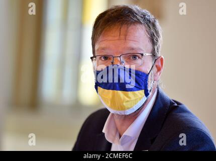 Jena, Deutschland. September 2020. Thomas Nitzsche (FDP), Oberbürgermeister von Jena, spricht bei der Präsentation des architektonischen Entwurfs für drei neue Hochhäuser am Eichplatz im Zentrum von Jena. Die Entwürfe für den Eichplatz wurden seit fast 30 Jahren gesammelt und nun gibt es eine Entscheidung. Quelle: Martin Schutt/dpa-Zentralbild/dpa/Alamy Live News Stockfoto