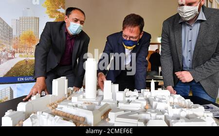 Jena, Deutschland. September 2020. Christian Gerlitz (l., SPD), Bürgermeister, Thomas Nitzsche (M., FDP), Oberbürgermeister von Jena, und Manuel Rost (r), Mitglied des Werkstattausschusses, schauen sich ein Modell des architektonischen Entwurfs für drei neue Hochhäuser am Eichplatz im Zentrum von Jena an. Die Entwürfe für den Eichplatz wurden seit fast 30 Jahren gesammelt und nun gibt es eine Entscheidung. Quelle: Martin Schutt/dpa-Zentralbild/dpa/Alamy Live News Stockfoto