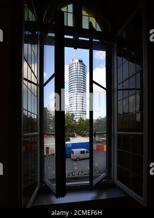 Jena, Deutschland. September 2020. Der JenTower, ein Bürohochhaus, ist durch ein Fenster des Rathauses zu sehen. Am selben Tag wurde hier der architektonische Entwurf für drei neue Hochhäuser am Eichplatz im Zentrum Jenas vorgestellt. Die Entwürfe für den Eichplatz wurden seit fast 30 Jahren gesammelt und nun gibt es eine Entscheidung. Quelle: Martin Schutt/dpa-Zentralbild/dpa/Alamy Live News Stockfoto