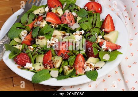 Salat mit Erdbeeren Stockfoto