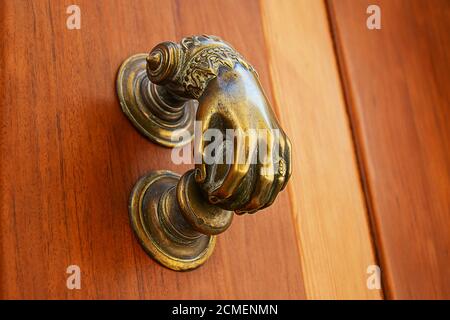 Ein antikes Metall Türknauf in Form einer Hand mit Ring und Armband. Handgeformter Bronzestiel Stockfoto