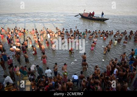 Kalkutta, Indien. September 2020. Hinduistische Anhänger nehmen am ‘Tarpan' Ritual während der Mahalaya Gebete inmitten Covid-19 Pandemie am Ufer des heiligen Flusses Ganga in Kolkata Teil. (Foto von Sudipta das/Pacific Press) Quelle: Pacific Press Media Production Corp./Alamy Live News Stockfoto