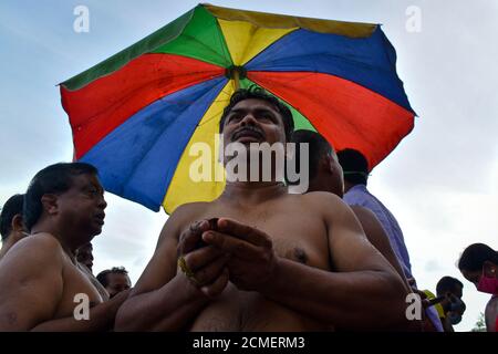 Kalkutta, Indien. September 2020. Hinduistische Anhänger nehmen am ‘Tarpan' Ritual während der Mahalaya Gebete inmitten Covid-19 Pandemie am Ufer des heiligen Flusses Ganga in Kolkata Teil. (Foto von Sudipta das/Pacific Press) Quelle: Pacific Press Media Production Corp./Alamy Live News Stockfoto