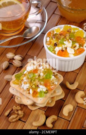 Hüttenkäse mit Marmelade und Marmelade Stockfoto