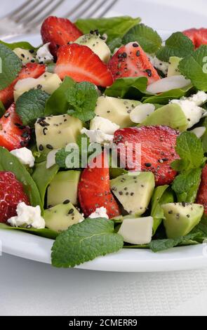 Salat mit Erdbeeren Stockfoto