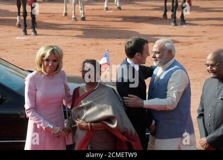 Der indische Premierminister Narendra Modi begrüßt den französischen Präsidenten Emmanuel Macron Während eines feierlichen Empfangs im Vorplatz des Präsidenten Palace Stockfoto