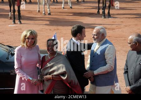 Der indische Premierminister Narendra Modi begrüßt den französischen Präsidenten Emmanuel Macron Während eines feierlichen Empfangs im Vorplatz des Präsidenten Palace Stockfoto