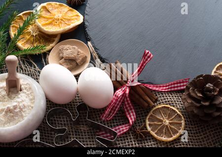 Weihnachten Hintergrund der Cookie-Zutaten auf der linken Seite gibt es Platz für Text. Flatlay, Draufsicht, Overhead, flach, Flat Lay. Zubereitung von Speisen. Stockfoto