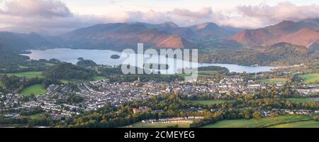 Morgenlicht fängt die Fjälls rund um Keswick und Derwent Wasser im Northern Lake District, vom Gipfel des Latrigg aus gesehen. Stockfoto