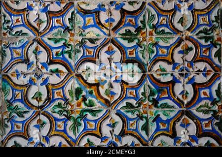 Keramikfliesen der Königlichen Alcazaren von Sevilla, Spanien. Musterverzierung mit floralen Motiven Stockfoto