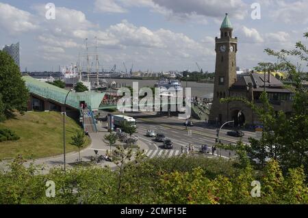 Berühmte Hamburger Landungsbrücken mit Hafen und traditionellem Raddampfer auf der Elbe, St. Pauli Stockfoto