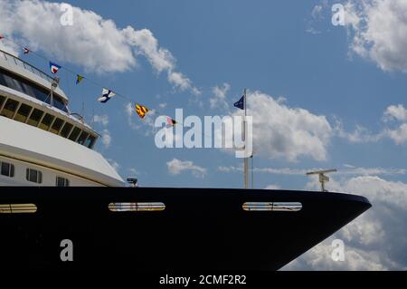 Der vordere Teil des Kreuzfahrtschiffes liegt im Hafen. Nahaufnahme an sonnigen Tagen Stockfoto