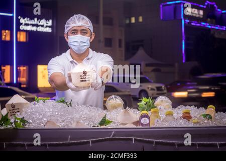 Abu Dhabi 17,09,2020. Street Food Caravans in der Hauptstadt der Vereinigten Arabischen Emirate. Stockfoto