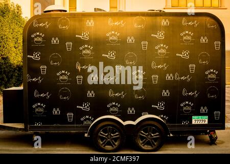 Abu Dhabi 17,09,2020. Street Food Caravans in der Hauptstadt der Vereinigten Arabischen Emirate. Stockfoto