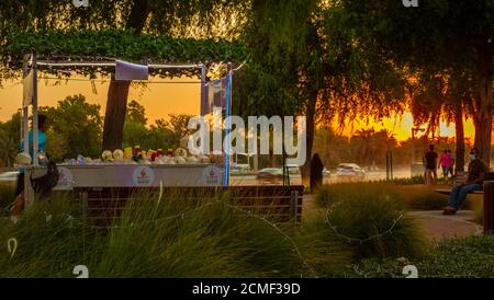 Abu Dhabi 17,09,2020. Street Food Caravans in der Hauptstadt der Vereinigten Arabischen Emirate. Stockfoto