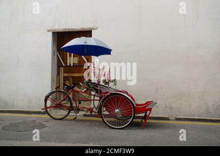 Georgetown, Penang, Malaysia - 18. April 2015: Klassische lokale Rikscha in George Town. Stockfoto