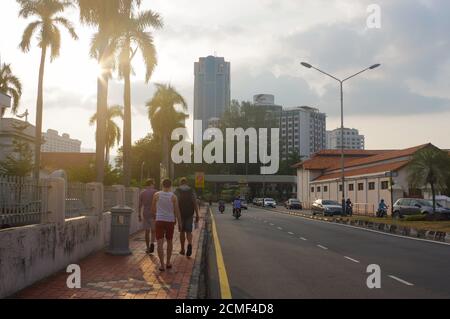 George Town, Penang, Malaysia - 18. April 2016: Tourist an einer Stadtstraße in , Georg , Dämmerung mit Lichtwegen und Verkehrszeichen, Stockfoto