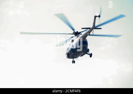 Helikopter am Himmel, Nahaufnahme eines im Flug Russland Stockfoto