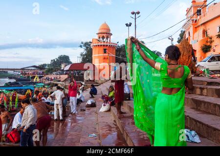 Chitrakoot, Madhya Pradesh, Indien : nach dem Bad setzt eine Pilgerfrau auf einen bunten grünen Sari bei Ramghat auf dem Mandakini Fluß, wo während tei Stockfoto