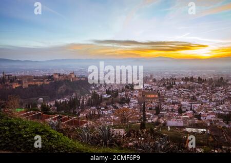 Granada, Spanien - 17. Januar 2020: Alhambra-Palast und Unesco-Liste der Albaicin-Viertel bei Sonnenuntergang vom Aussichtspunkt San Miguel Alto aus gesehen. Stockfoto