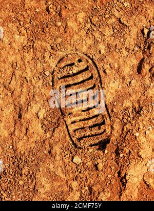 Astronaut Bootprint auf rotem Boden Mars Stil Hintergrund Stockfoto