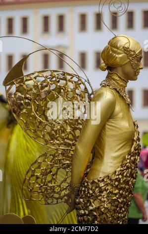 Performer - Gold bemalte Künstler auf einer Stadtstraße, lebende Statuen Stockfoto