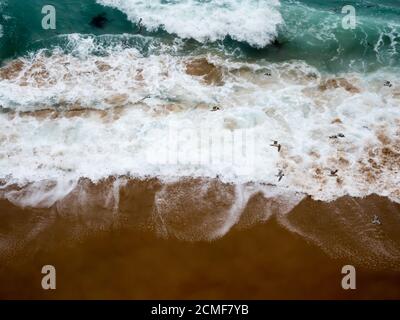 Abstrakte Bilder des mächtigen pazifischen Ozeans, der entlang der Great Ocean Road an Land stürzt Stockfoto