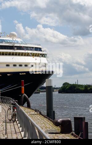 Vorderen Teil des Kreuzfahrtschiff vor Anker in der Hafenstadt. Closeup. an sonnigen Tag Stockfoto