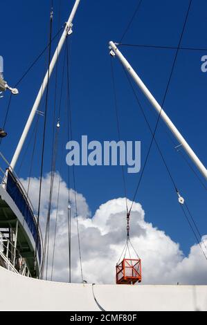 Nahaufnahme eines großen Versandkrans mit Treppen, die zu führen Höhere Abschnitte auf einem blauen Himmel Hintergrund Stockfoto