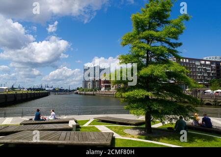 HAMBURG, DEUTSCHLAND - 18. JULI 2015: Kleiner Park mit Bäumen und ruhenden Völkern auf Bienenvölkern in der Nähe des Wassers Stockfoto