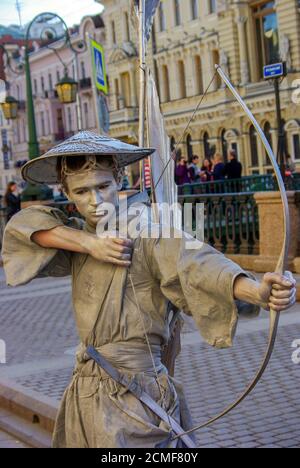 ST. PETERSBURG, RUSSLAND - 01. JANUAR 2016: Ein Performer - Silber gemalte Künstler auf einer Stadtstraße, Liv Stockfoto