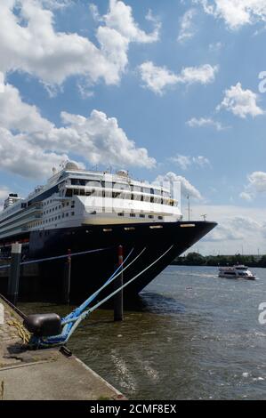 Vorderen Teil des Kreuzfahrtschiff vor Anker in der Hafenstadt. Closeup. an sonnigen Tag Stockfoto