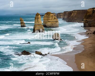 Die 12 Apostel stehen hoch wie die mächtigen pazifik-Crashies an Land entlang der Great Ocean Road melbourne Stockfoto